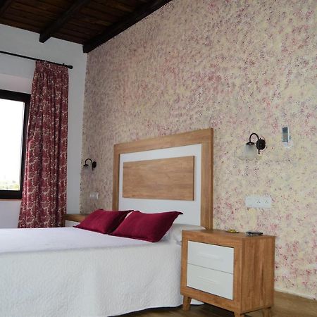 Apartamentos Turisticos - Hostal Los Alisos Aliseda Екстериор снимка