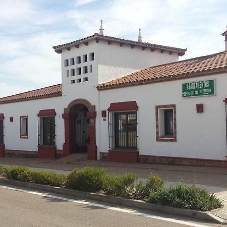 Apartamentos Turisticos - Hostal Los Alisos Aliseda Екстериор снимка