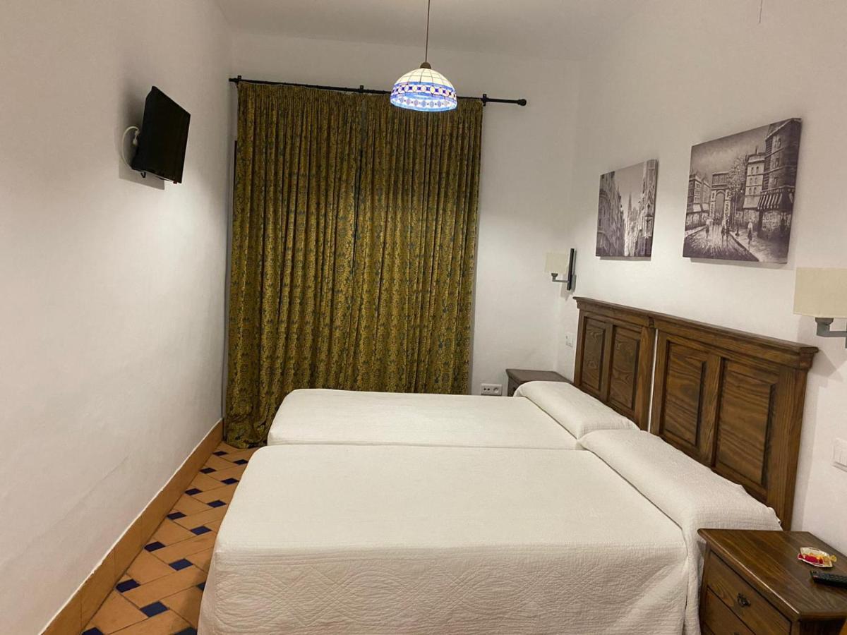 Apartamentos Turisticos - Hostal Los Alisos Aliseda Екстериор снимка