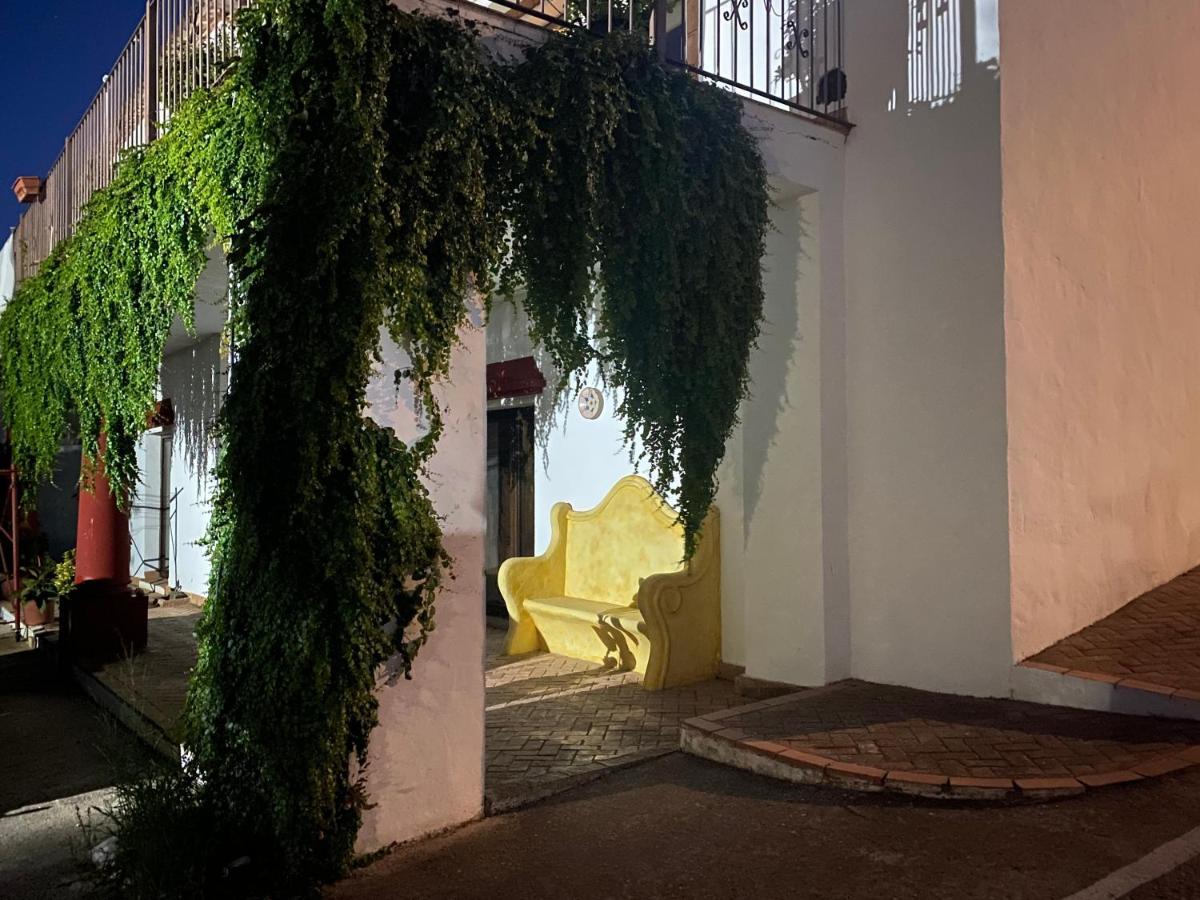 Apartamentos Turisticos - Hostal Los Alisos Aliseda Екстериор снимка