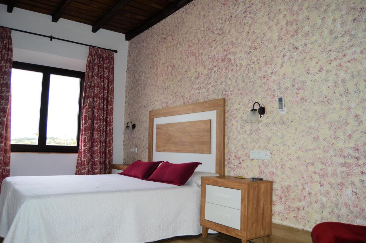 Apartamentos Turisticos - Hostal Los Alisos Aliseda Екстериор снимка
