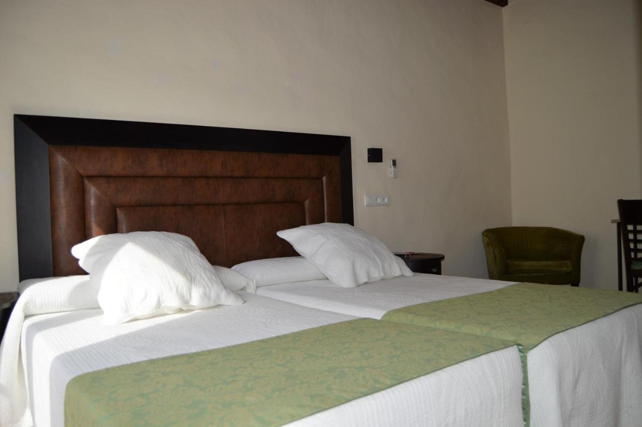 Apartamentos Turisticos - Hostal Los Alisos Aliseda Екстериор снимка