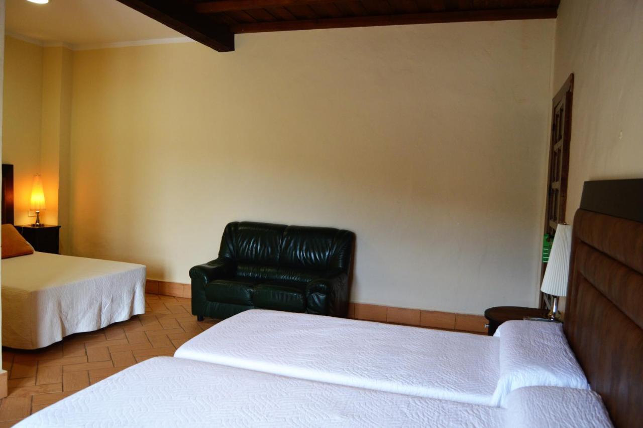Apartamentos Turisticos - Hostal Los Alisos Aliseda Екстериор снимка