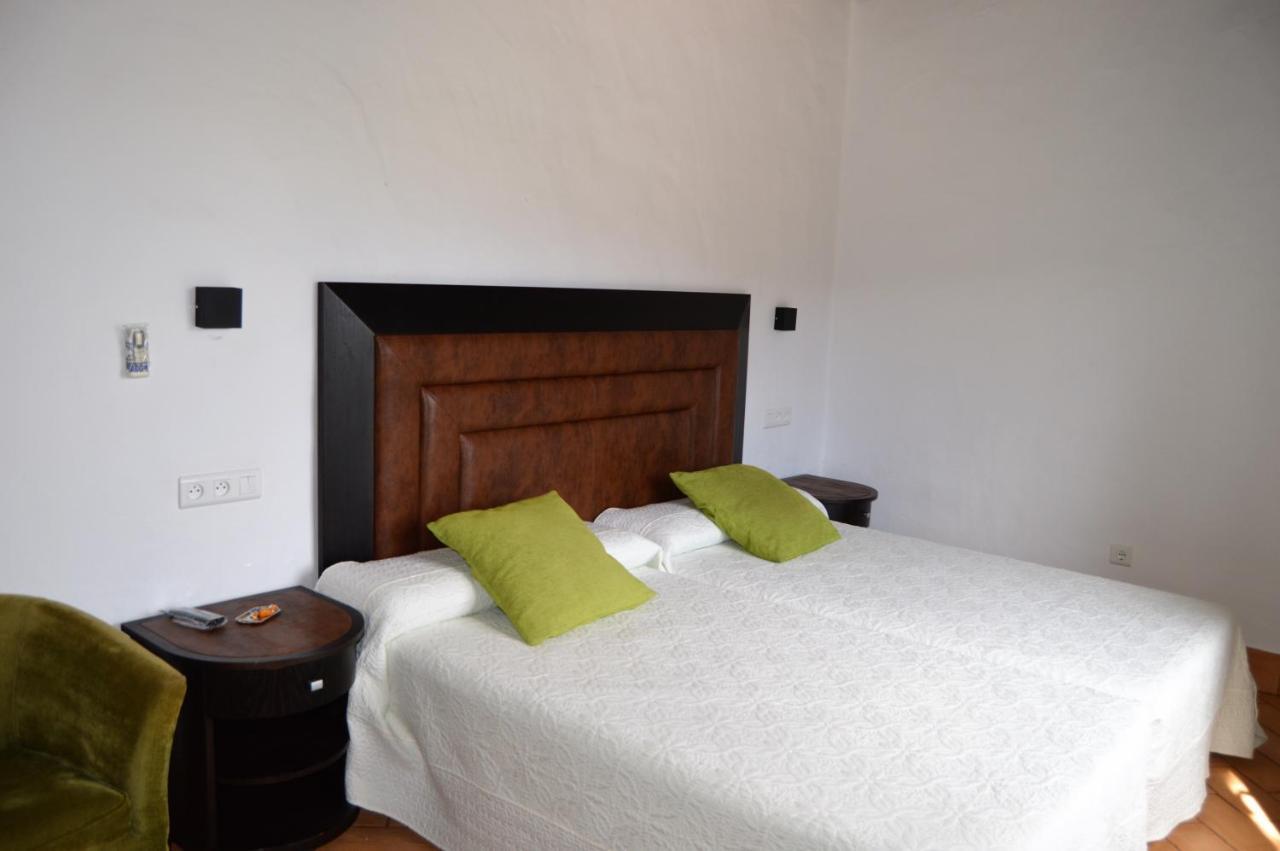 Apartamentos Turisticos - Hostal Los Alisos Aliseda Екстериор снимка