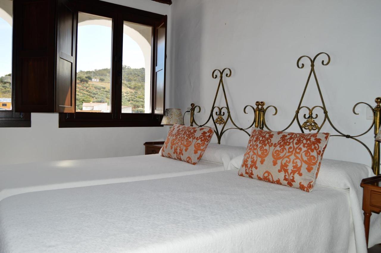 Apartamentos Turisticos - Hostal Los Alisos Aliseda Екстериор снимка