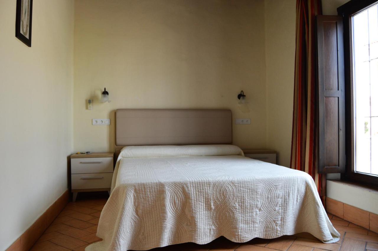 Apartamentos Turisticos - Hostal Los Alisos Aliseda Екстериор снимка