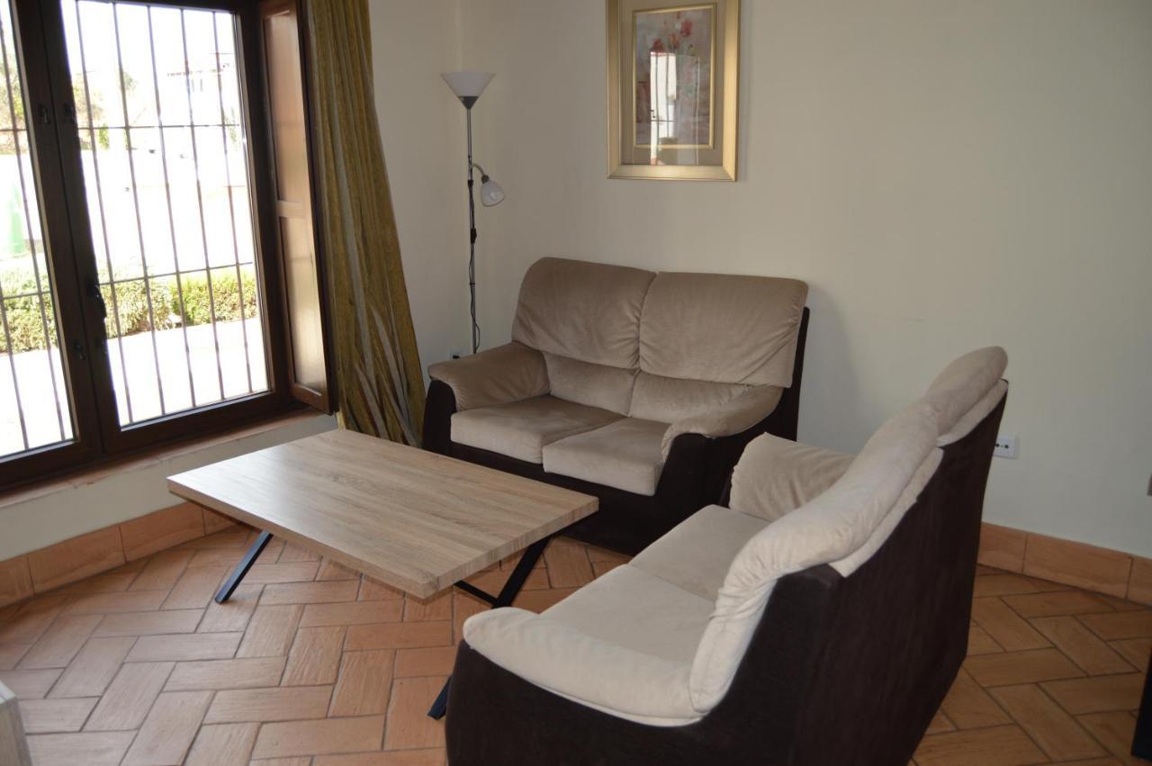 Apartamentos Turisticos - Hostal Los Alisos Aliseda Екстериор снимка