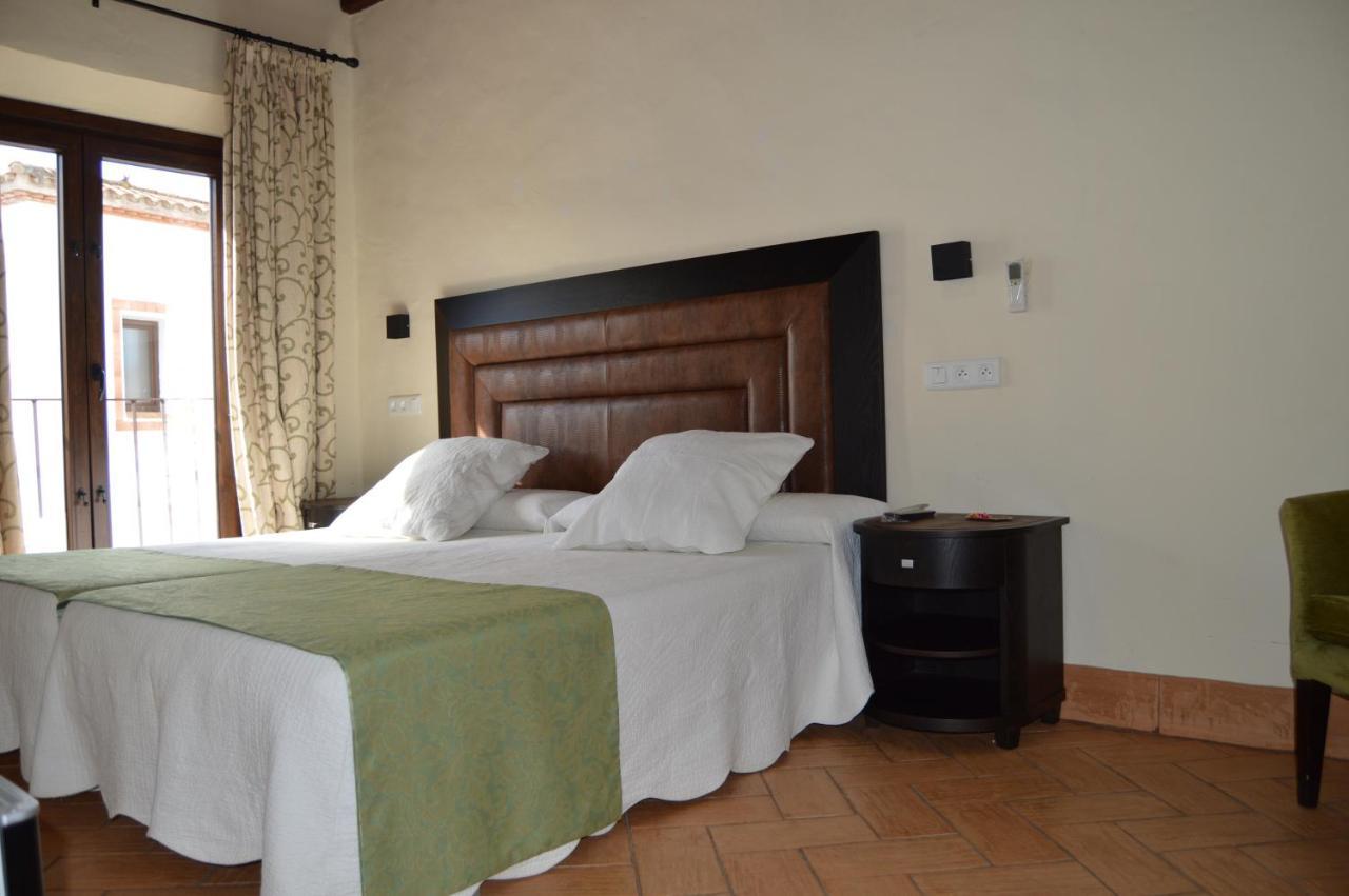 Apartamentos Turisticos - Hostal Los Alisos Aliseda Екстериор снимка