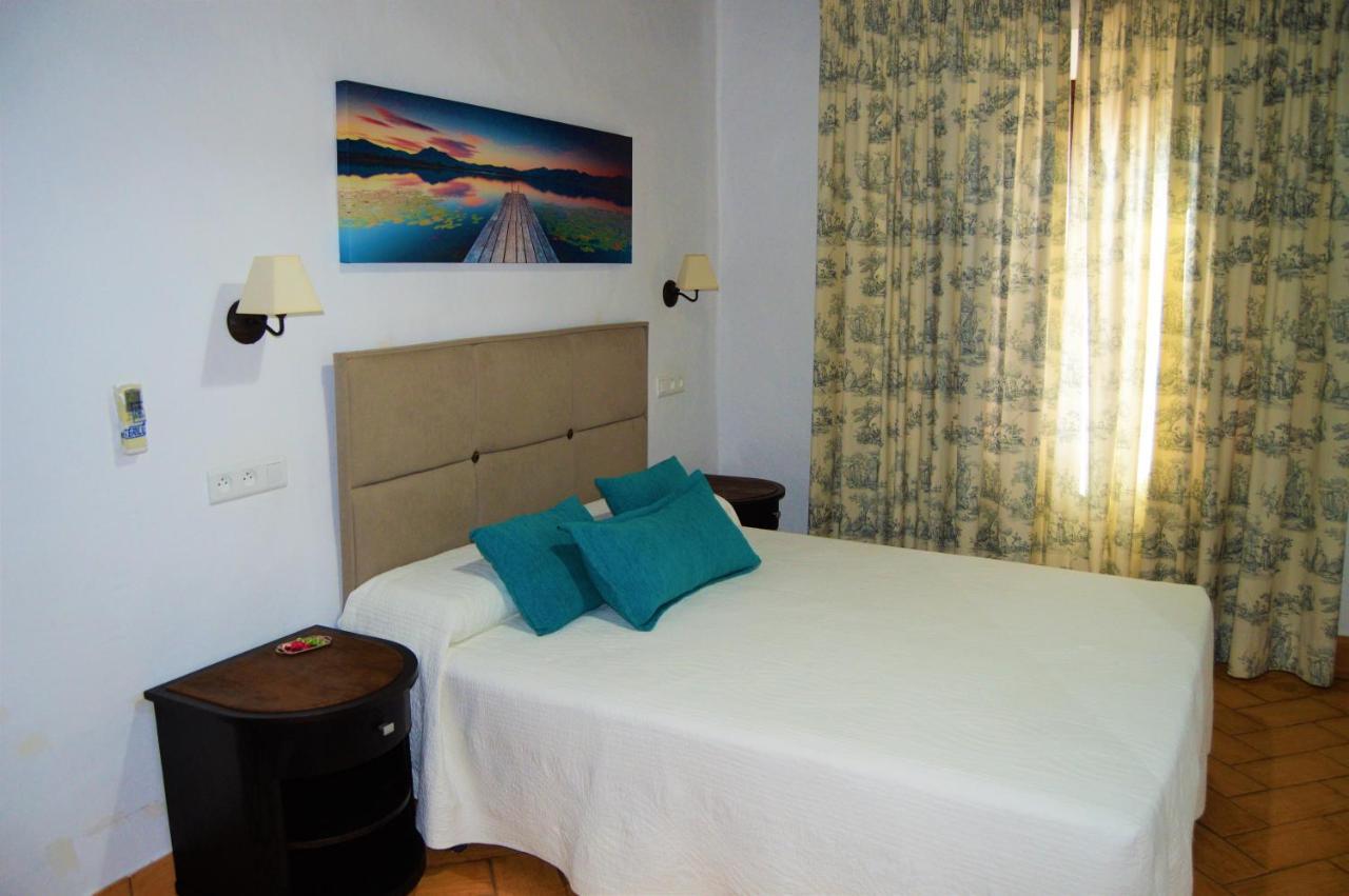 Apartamentos Turisticos - Hostal Los Alisos Aliseda Екстериор снимка