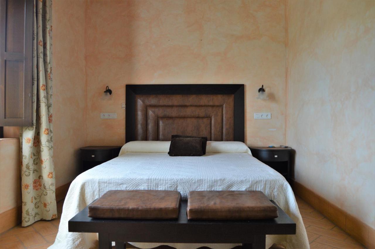 Apartamentos Turisticos - Hostal Los Alisos Aliseda Екстериор снимка