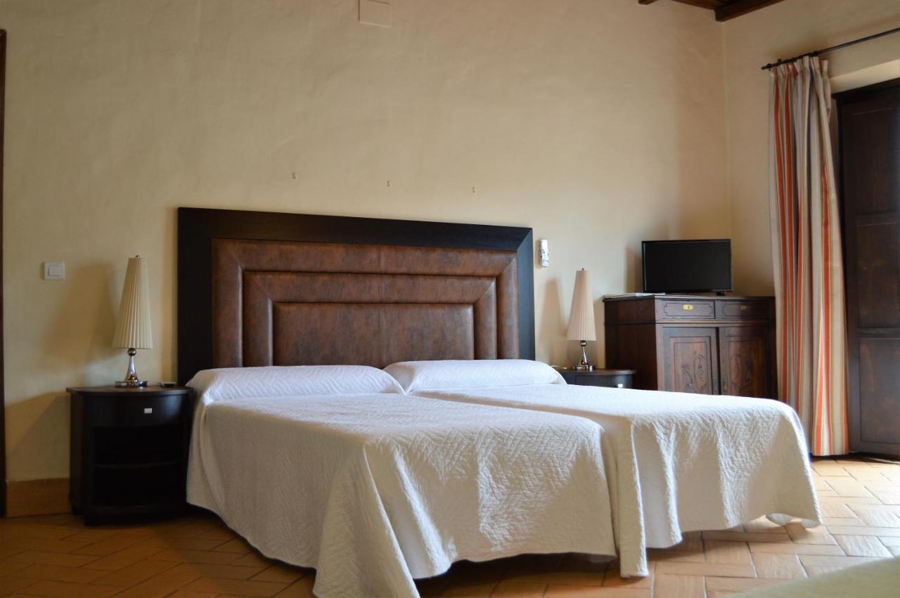 Apartamentos Turisticos - Hostal Los Alisos Aliseda Екстериор снимка