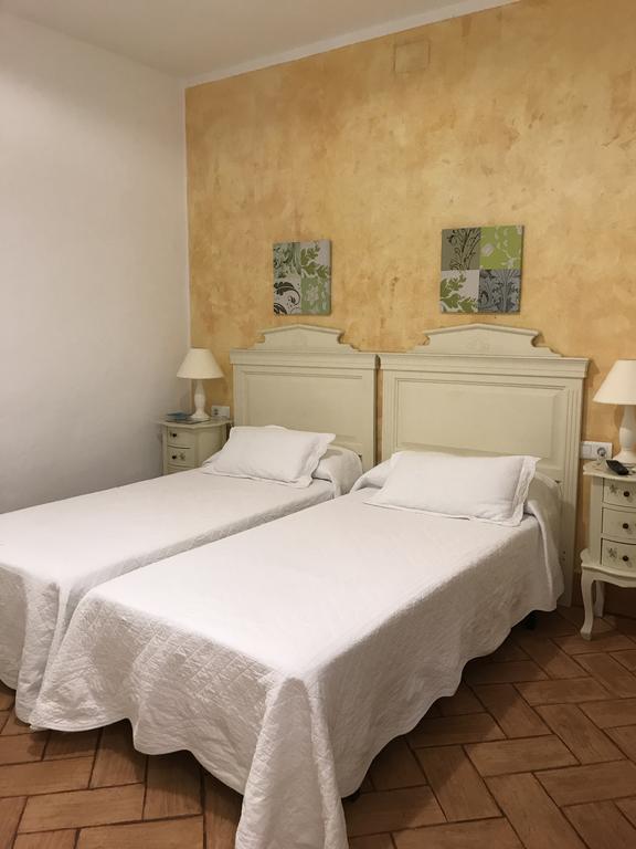 Apartamentos Turisticos - Hostal Los Alisos Aliseda Екстериор снимка